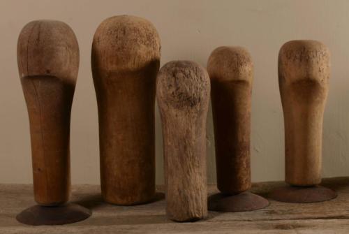 _5 wig stands from puppet theater - wood - ca 1900 - Kopenhagen - Denmark - H: 28 cm - € 375,--