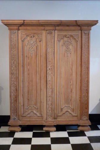 early 18th century cupboard - pine - Sweden - beautiful carved details - W: with list 159 cm - body 147 cm - D: with list: 62cm - body 51cm - H: 192 cm.