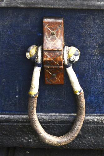 detail blue sailor's chest - lovely carved heart, anchor and crossed swords - original becket - the carving means love, hope and faith. chest: L: 95 cm - W: 41 cm - H; 45 cm- € 550,--